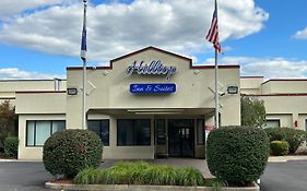 Hilltop Inn & Suites